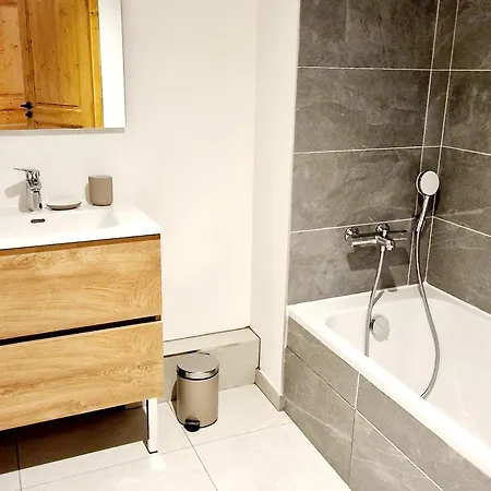 Neuf 5 Pieces A 20m Des Pistes Avec Garage Double - Fr-1-755-37 Apartment *